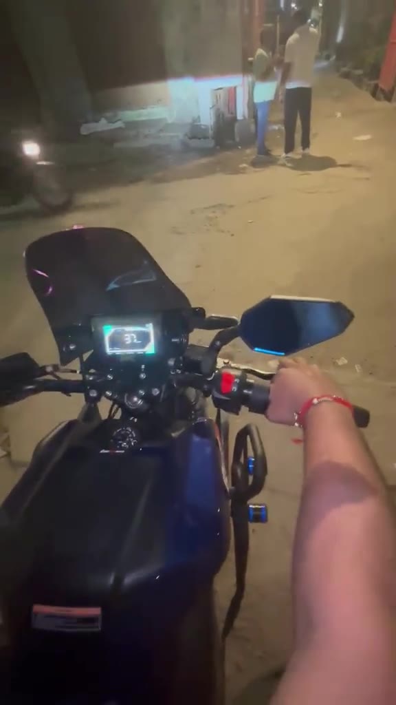 Oben Rorr EVO dashboard frozen at 37 km/h while riding — video still